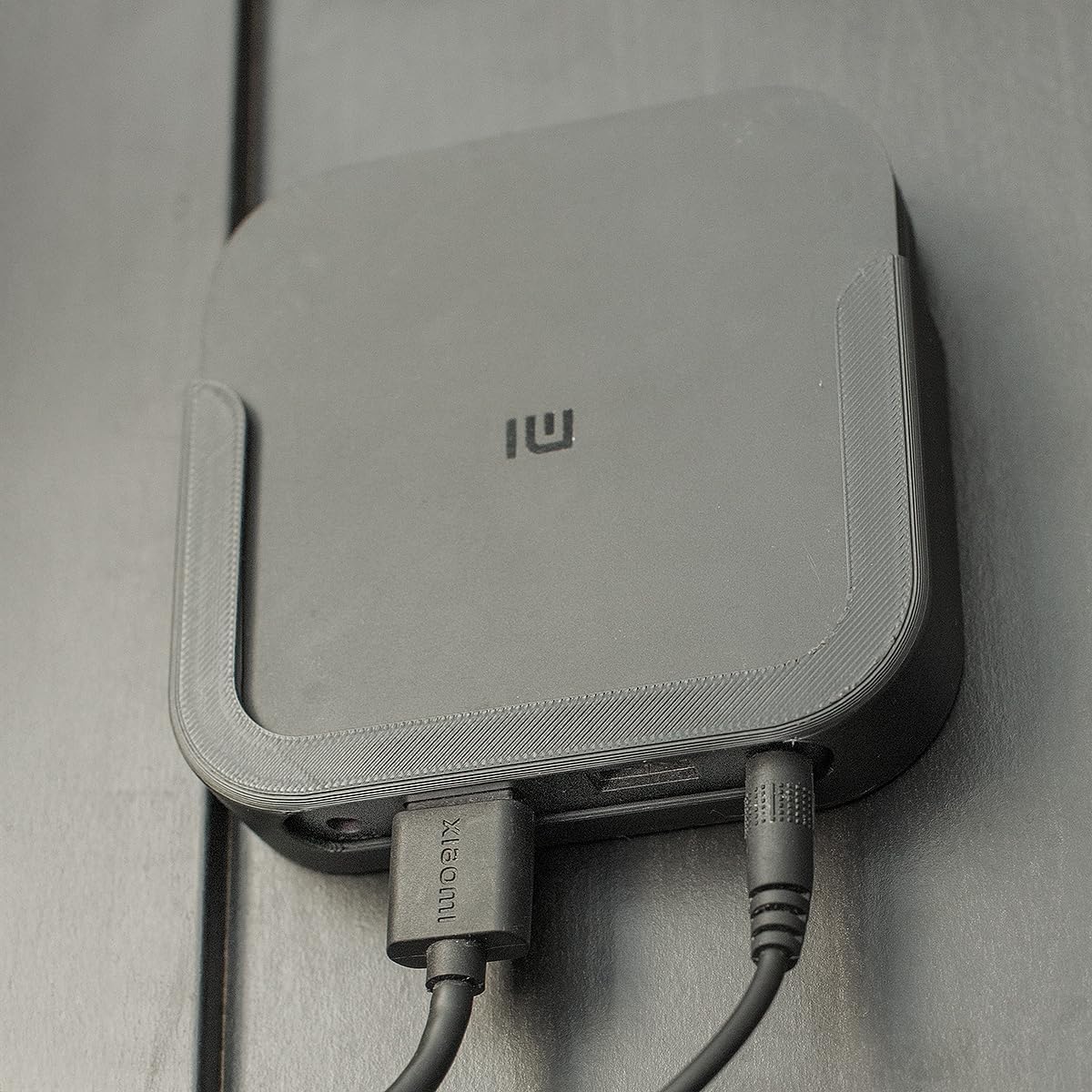 Xiaomi Mi TV Box S ile Uyumlu Duvar Montaj Aparatı – Dayanıklı Plastik Tutucu