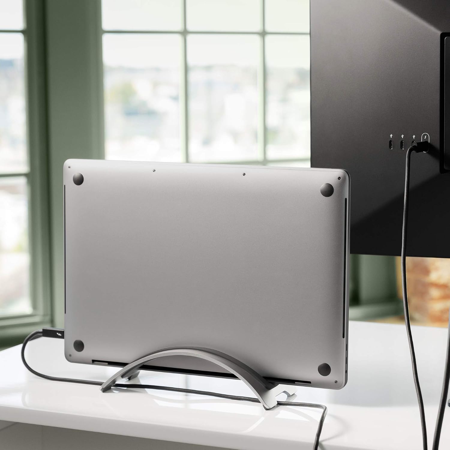 BookArc MacBook için | Apple dizüstü bilgisayarlar için yer tasarrufu sağlayan dikey dizüstü bilgisayar standı (gümüş)