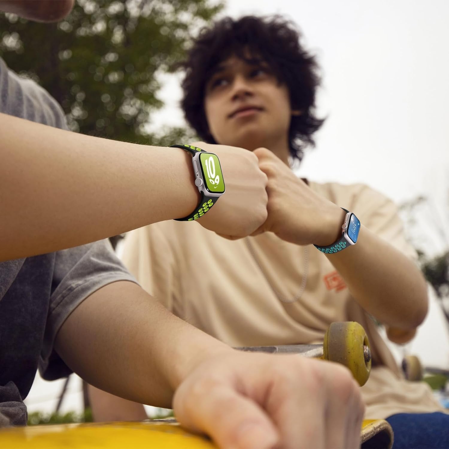 Apple Watch Seri 1/2/3/4/5/6/7/8/se İle Uyumlu Delikli Silikon Kordon Kayış 38-40-41 mm (Siyah - Sarı)
