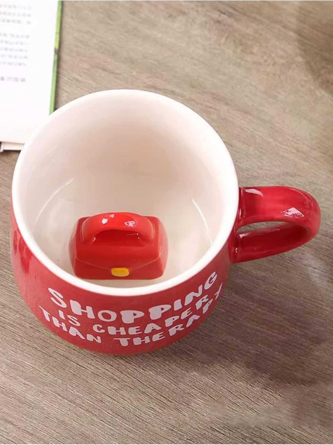 Mukko Home Kırmızı Lüks Çantalı Sürpriz Porselen Kupa – 350 Ml, Alışveriş Temalı, Şık Ve Eğlenceli,Kırmızı