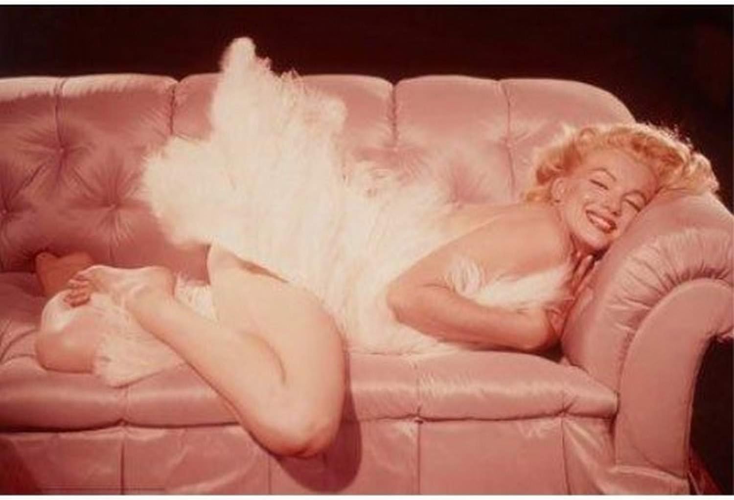 Marilyn Monroe Lying on Pink Couch 36x24 Sanatsal Baskı Poster Duvar Dekoru Fotoğraf Gülümseyen Seksi Hollywood Simgesi, Çok Renkli, SB P1431.2