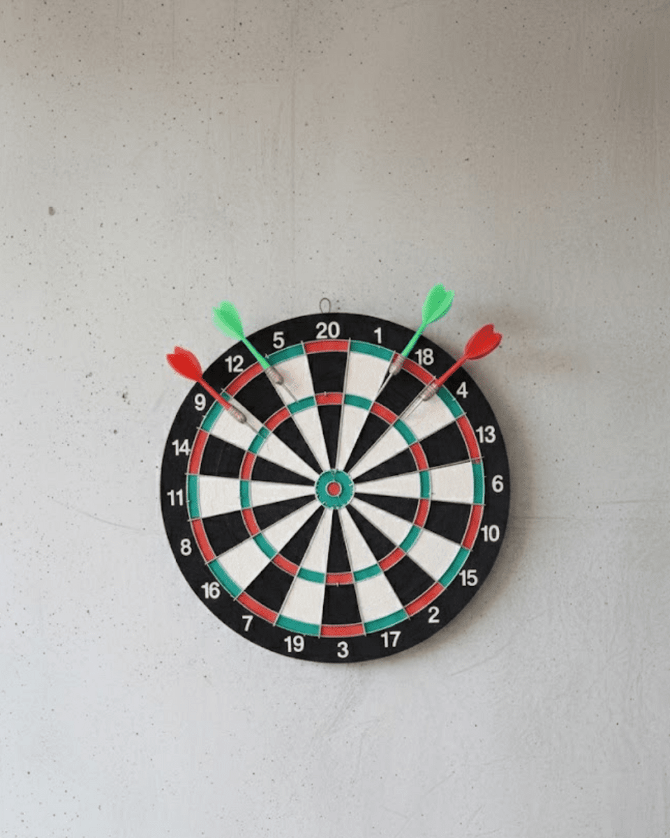 17 İnç Profesyonel Dart Tahtası Dayanıklı Yapı ve 4 Metal Dart Oku