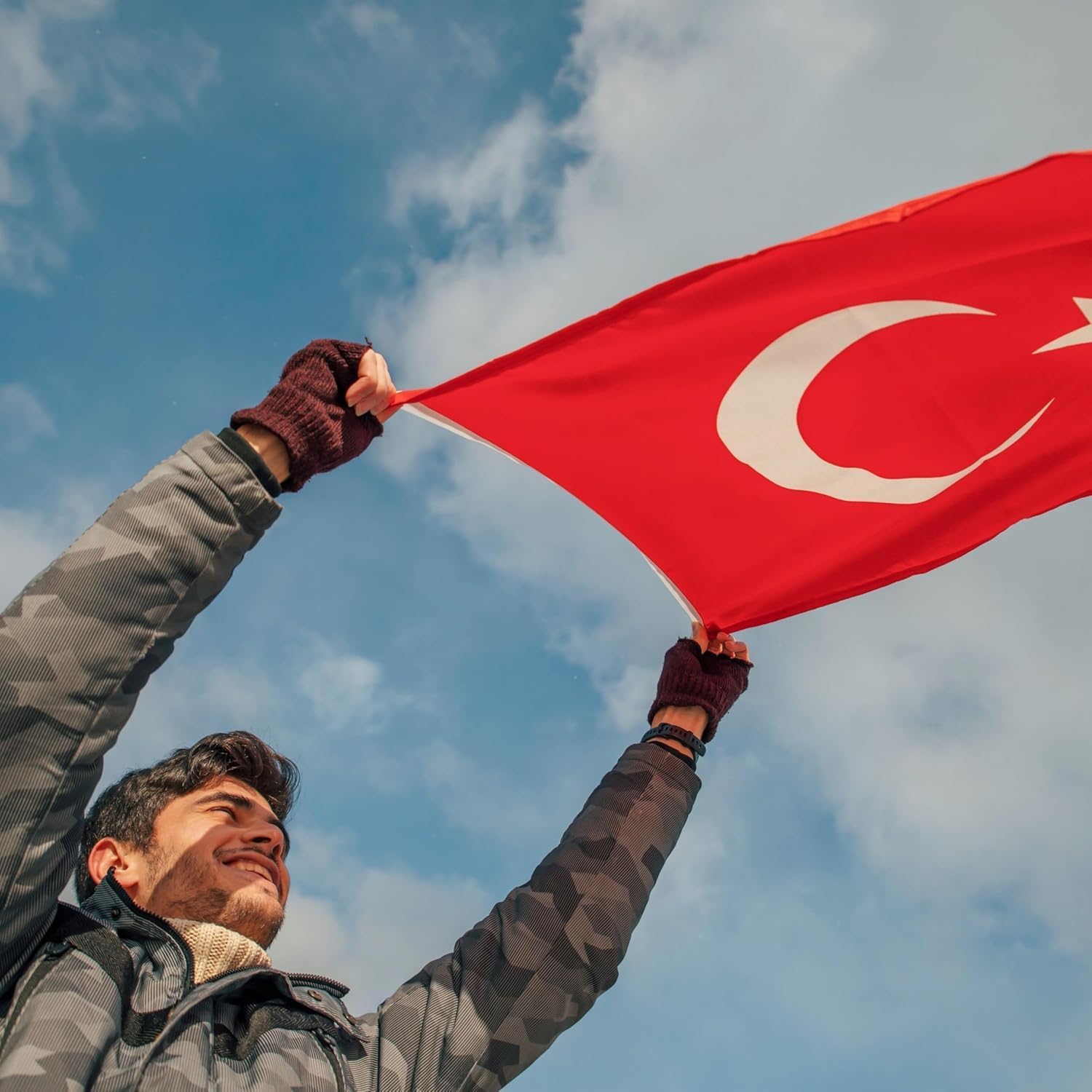 Premium Türk Bayrağı (70X105CM) - Nefes Alabilir 125gr Rashel Kumaş, Çift Dikişli, Sağlam Kulplu, UV ve Solmaya Karşı Dayanıklı, İç/Dış Mekan Kullanımı (70x105CM)