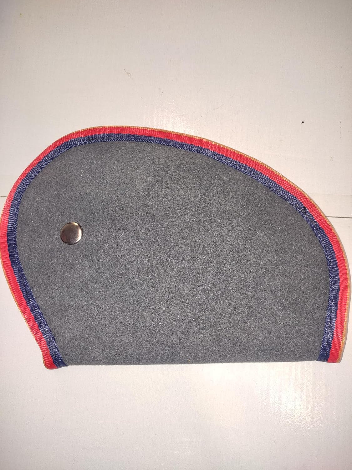 Alkantara Çocuk Emniyet Kemeri Düzenleyici Ve Tutucu Emniyet Kemer Pedi,Boyun kesme önleyici,Çocuk emniyet kemer rahatlatıcı,oto kemer kılıfı,yüksek kaite(ANTRASİT Renk)(KIRMIZI KENARLI)