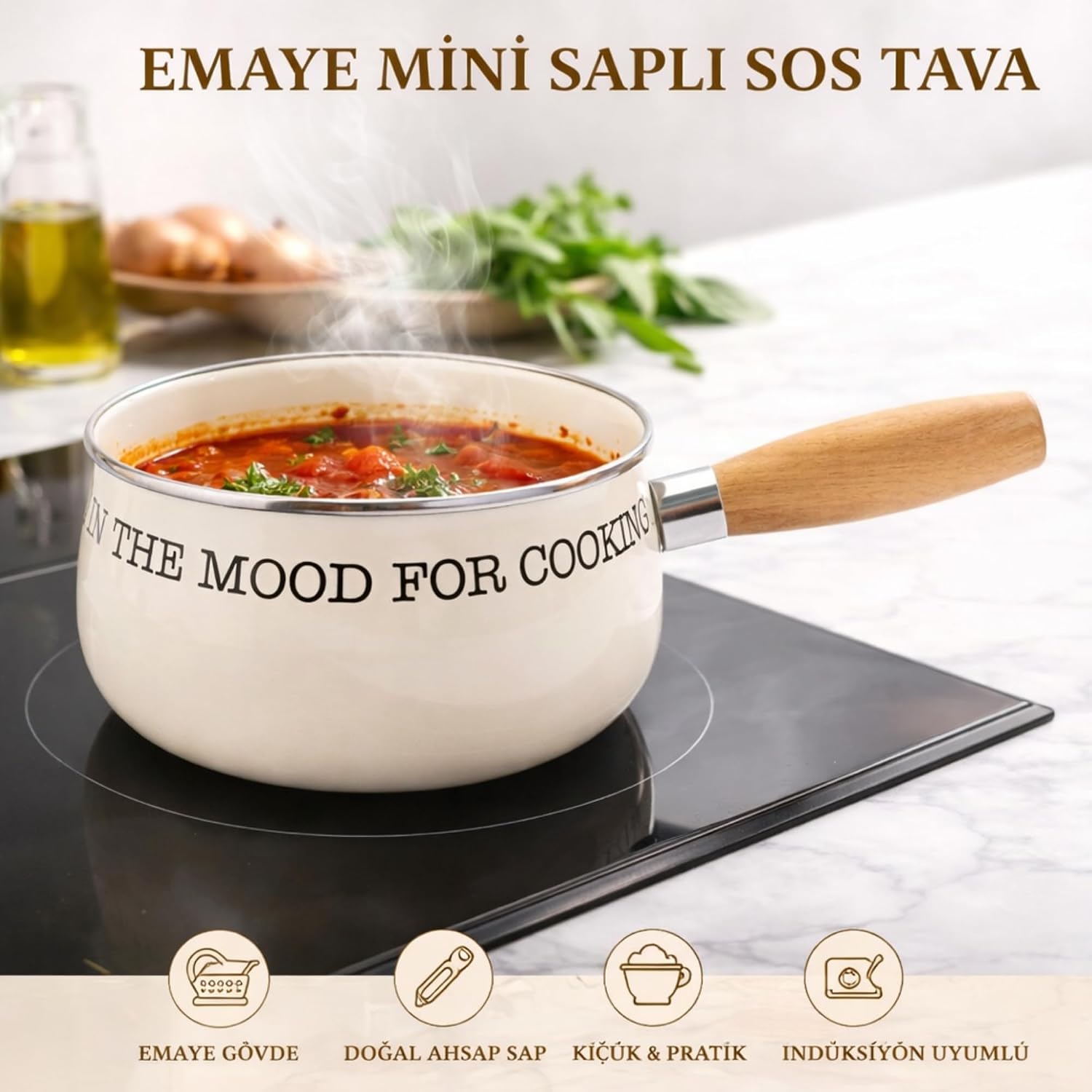 Emaye Mini Saplı Sos Tavası – “IN THE MOOD FOR COOKING” Yazılı, Krem Renk, Doğal Ahşap Saplı, İndüksiyon Uyumlu Küçük Süt ve Sos Tenceresi