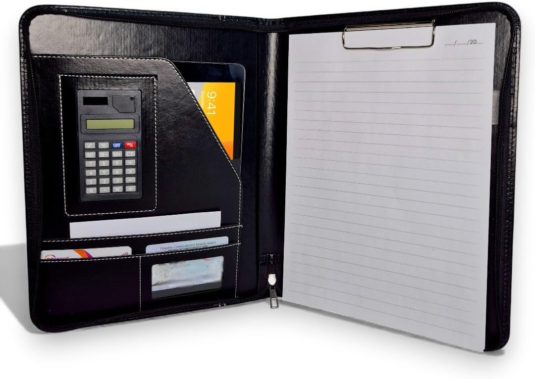 Premium Suni Deri Sekreterlik – Mandallı Evrak Tutucu, Dahili Hesap Makinesi, Tablet Bölmeli Organizer ve Çok Gözlü Evrak Dosyası, Fermuarlı (32.5 × 25 cm), Siyah