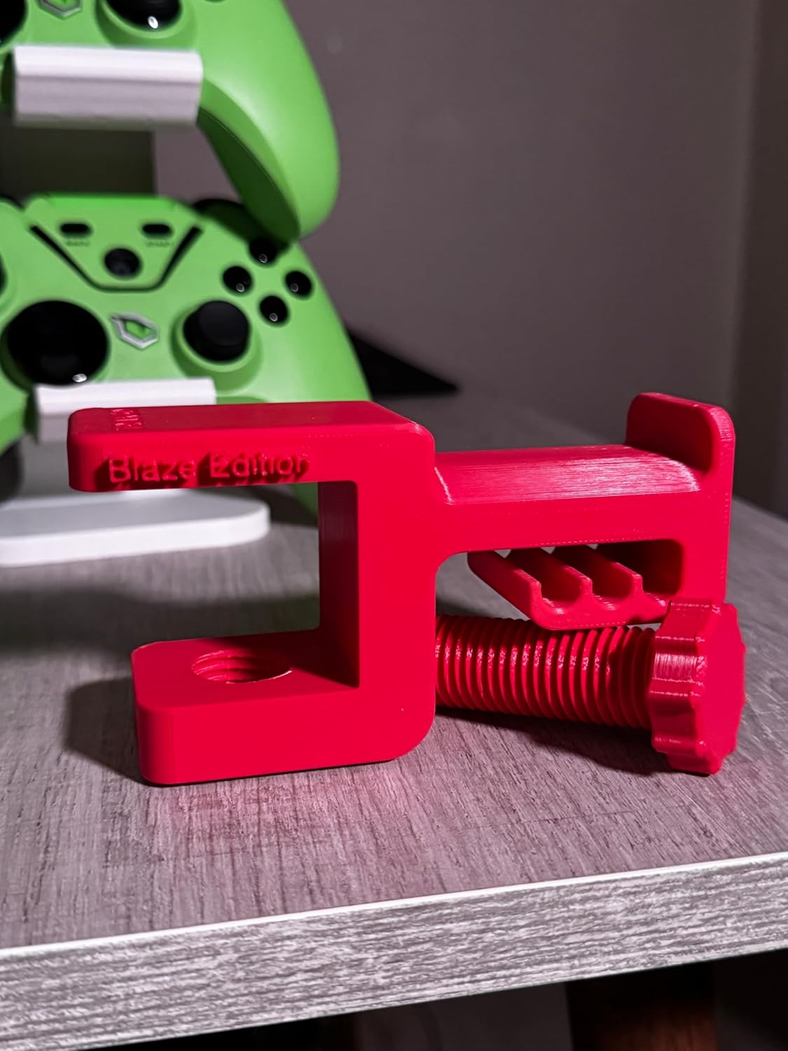 Premium Kırmızı Asılabilir Masa Kenarı Kulaklık Standı – Blaze Edition V5 | Kaydırmaz Keçeli, Ergonomik ve Sağlam