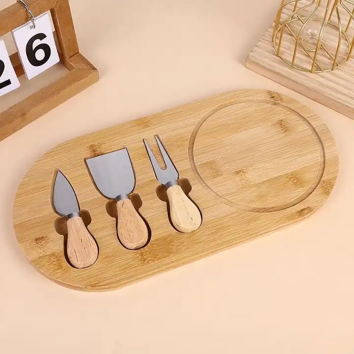 Bambu Peynir Sunum Tabağı, 3 Parça Peynir Bıçağı ve Çatalı Seti, Toplam 4 Parça, Doğal ve Şık Peynir Tabağı, Kaliteli Sunum Seti 34x20 cm Ebatlarında