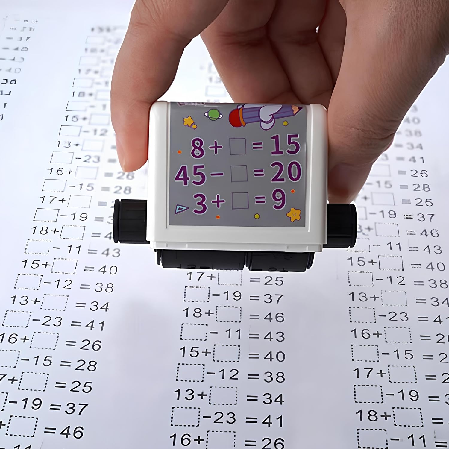 Toplama ve Çıkarma İşlemi Alıştırma Test Kaşesi – Matematik Eğitim Oyuncağı | Ayarlanabilir Rulo Damga | Eğlenceli Matematik Soruları | 1-100 Arası Sayılar | Çocuklar için Pratik ve Öğrenme Arac
