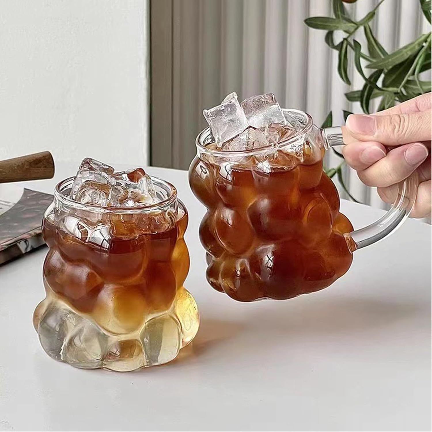 ® 2 Adet Kulplu Boncuk Şekilli Cam Bardak – 350ml Borosilikat Üzüm & Kabarcıklı Tasarım | Isıya ve Darbeye Dayanıklı Soğuk Kahve, Çay, Meyve Suyu Bardağı (Kulplu 3D Cam Bardak Seti)