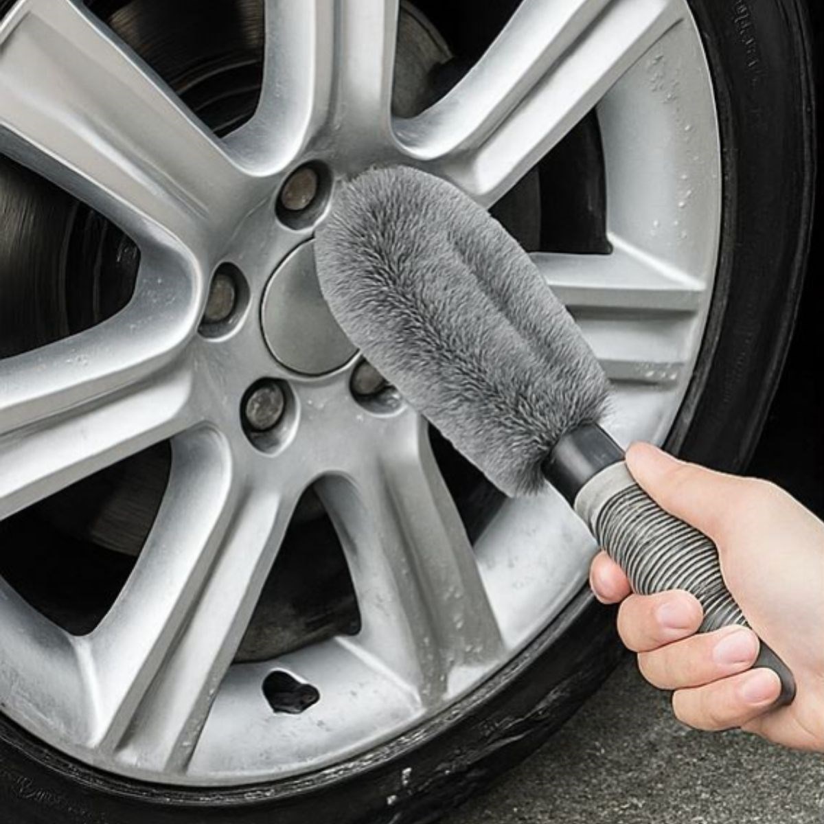 Gri Oto Jant Temizleme Fırçası – Ergonomik Saplı, Lastik ve Jant Detay Temizliği İçin Güçlü Kıllı Fırça