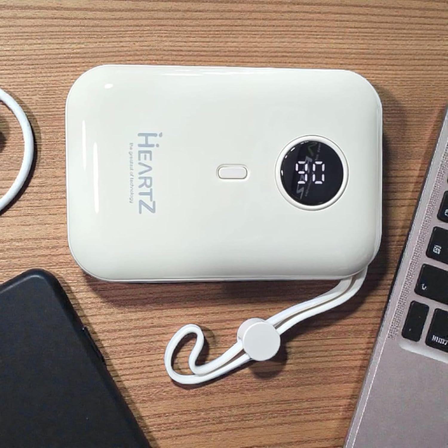 H2 10000 mah power bank PD 20W ve USB 22.5W FAST HIZLI ŞARJ DAHİLİ TYPE C VE LİGHTNİNG KABLOLU DÜNYA STANDARTLARINA UYGUN POLYMER BATARYA BİREBİR AMPER LCD GÖSTERGELİ POWERBANK (BEYAZ)